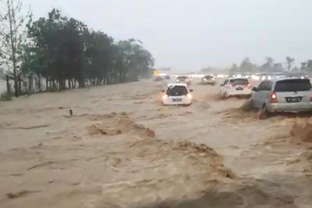 Hujan Deras Guyur Indramayu, Km 136 Tol Cipali Kebanjiran