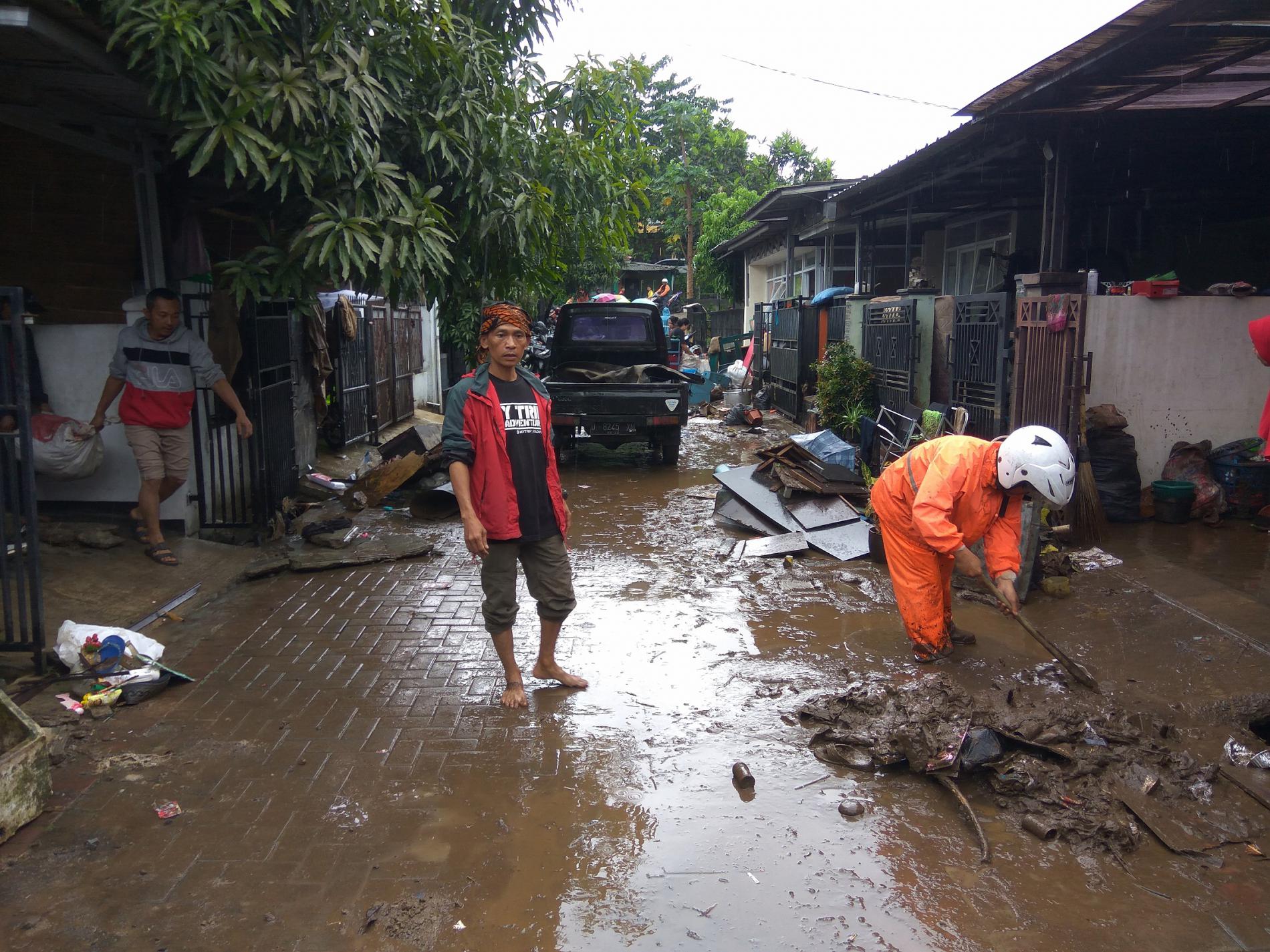 Warga Bersihkan Lumpur di Rumah, BPBD Bersihkan Lumpur di Jalan