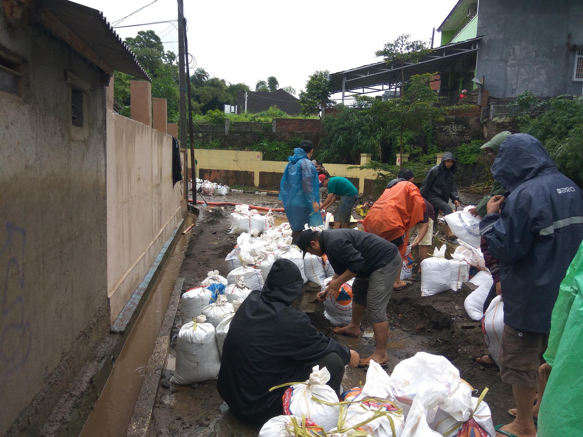 Bupati Bandung Barat Perintahkan BPBD Bikin Tanggul Sementara di Perumahan yang Terdampak Banjir