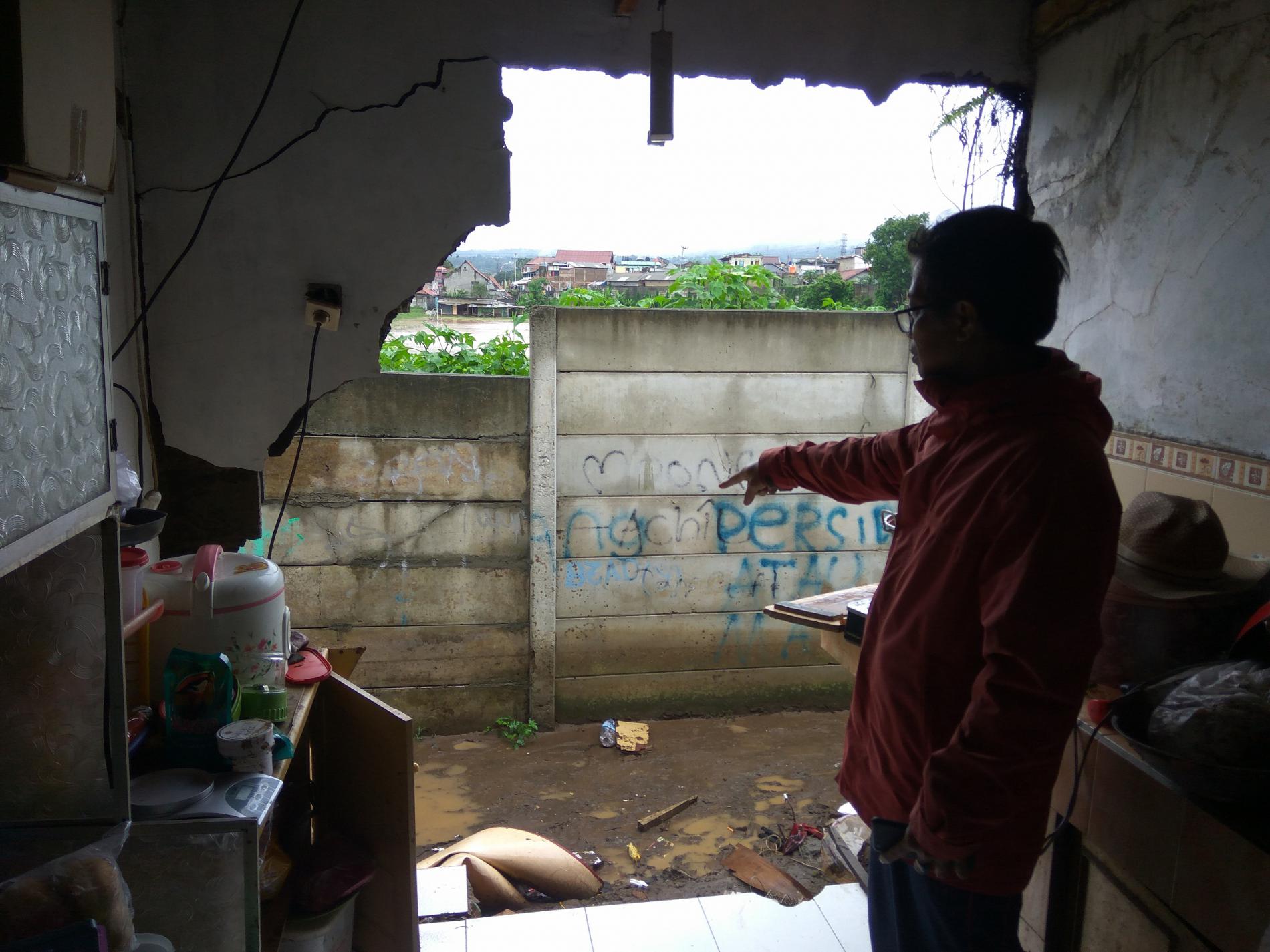 Diterjang Banjir, Dinding Dapur Rumah Hendra Jebol