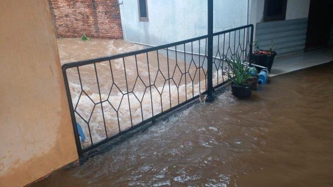 Rumah Rian D'Masiv Kebanjiran, Rian Terobos Banjir Karena Harus Bekerja, Barang - Barang Ada yang Hilang