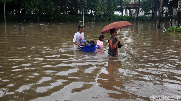 Genangan Banjir di Mana-mana, Jangan Lupa Selalu Pakai Alas Kaki