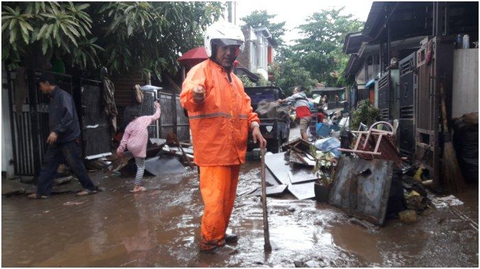 Banjir Cimahi - Dokpol Polres Cimahi Tangani Warga yang Gatal-gatal Akibat Banjir Bandang