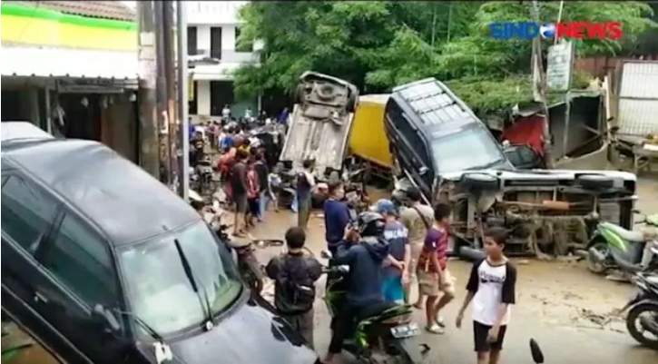 Viral Video Mobil Terbalik dan Bertumpuk-tumpuk Usai Banjir Surut