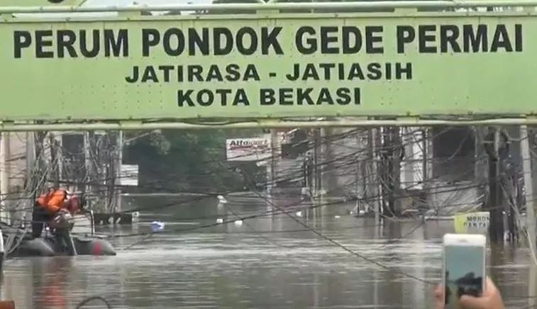Gubernur Ridwan Kamil Tinjau Lokasi Banjir di Bekasi