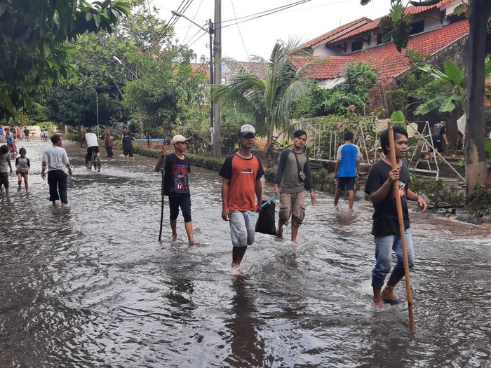 Banjir di Perumahan Villa Taman Kartini Mulai Surut, Warga Ramai - Ramai Mencari ini !!