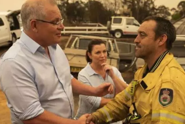 PM Australia Dimaki Warga saat Tinjau Korban Kebakaran Hutan