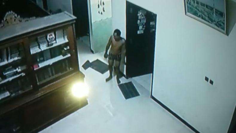 Geger Aksi Pencuri Hanya Memakai Celana Dalam Terekam CCTV di Mojokerto