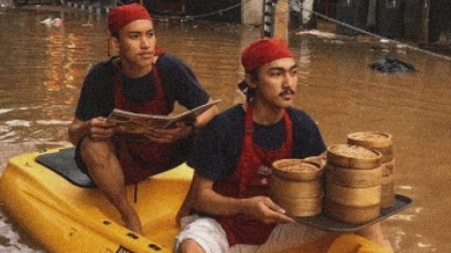 Viral, Foto Pelayan Restoran Bawa Dimsum Naik Perahu saat Banjir
