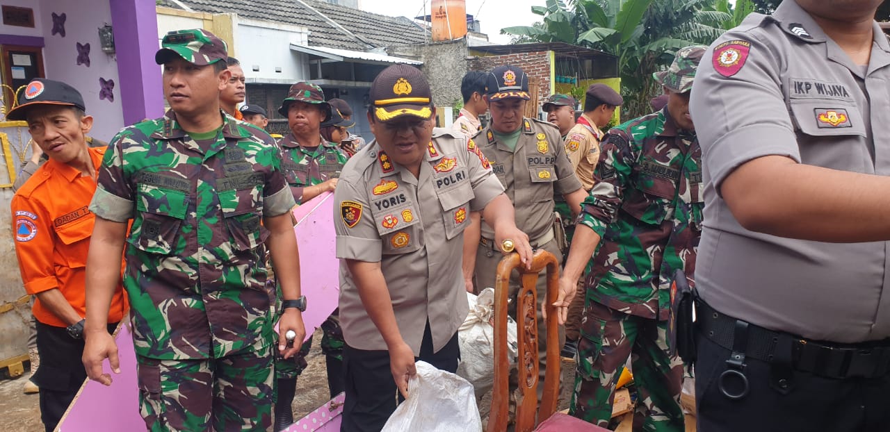 Polisi dan TNI Bantu Warga Korban Banjir Cimareme Bersih-bersih
