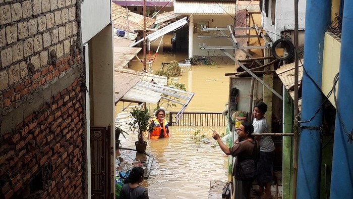 Banjir Masih Setinggi 2 Meter di Kawasan Pangadegan, 1.407 Masih Mengungsi
