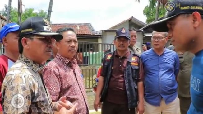 Oknum Pejabat Tangerang Marahi Relawan Banjir Ternyata Camat Ciledug