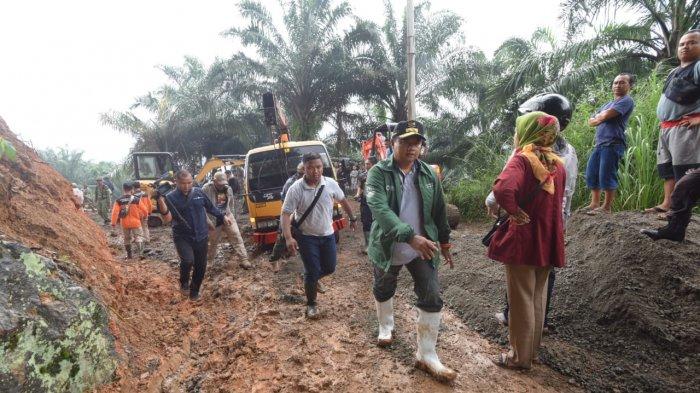 Wagub Jawabarat Serahkan Bantuan Pemprov Jabar, Langsung Tinjau Banjir dan Longsor di Kabupaten Bogor