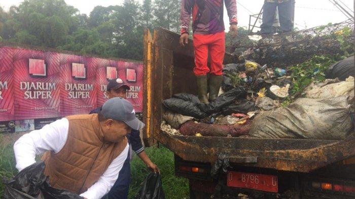 Sebanyak 12 Ton Sampah Sisa Perayaaan Malam Tahun Baru di KBB Baru Diangkut UPT, Dilanjutkan Sisa Banjir Bandang