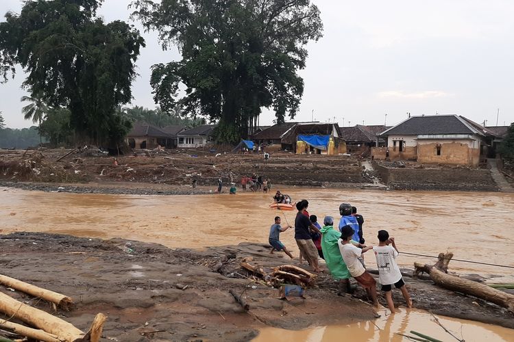 Banjir Lebak - Sebanyak 17 Ribu Jiwa Harus Mengungsi Karena Banjir Dan Juga Longsor