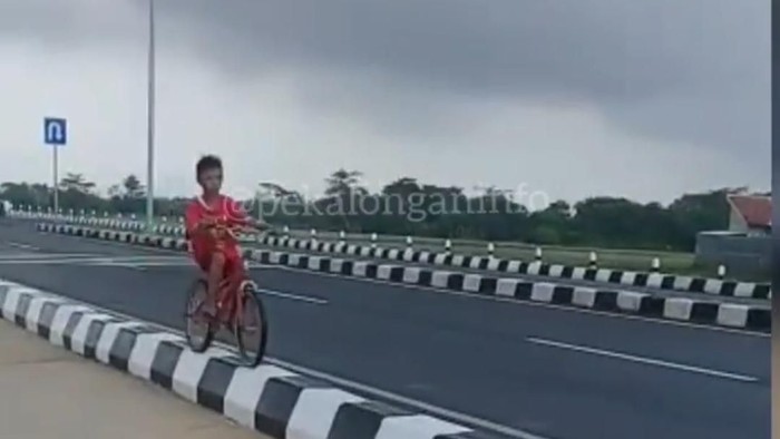 VIRAL ! Video Bocah Main Sepeda Di Pinggir Jalan Tol Pekalongan 