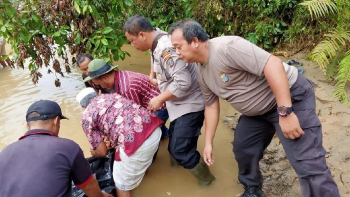 2 Orang Masih Hilang Pencarian Korban Banjir di Labura Dihentikan