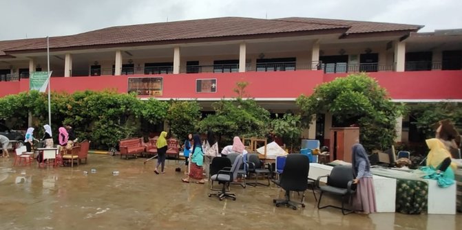 Hari Pertama Masuk, Siswa dan Guru SD di Tangerang Bersihkan Sekolah yang Kebanjiran