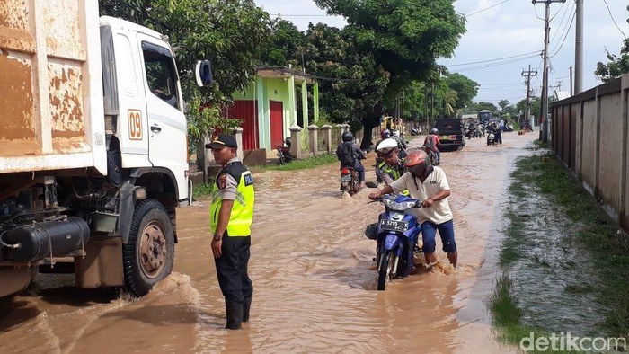 Banjir Rendam Jalan Cilegon-Bojonegara, Banyak Motor Mogok