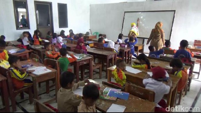 Terdampak Kereta Cepat, 261 Siswa SD di Purwakarta Belajar di Aula Desa