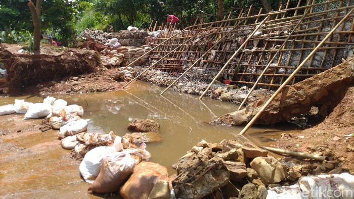 Warga Perbaiki Tanggul Jebol di Puri Citayam Bogor, Berharap Tak Banjir Lagi