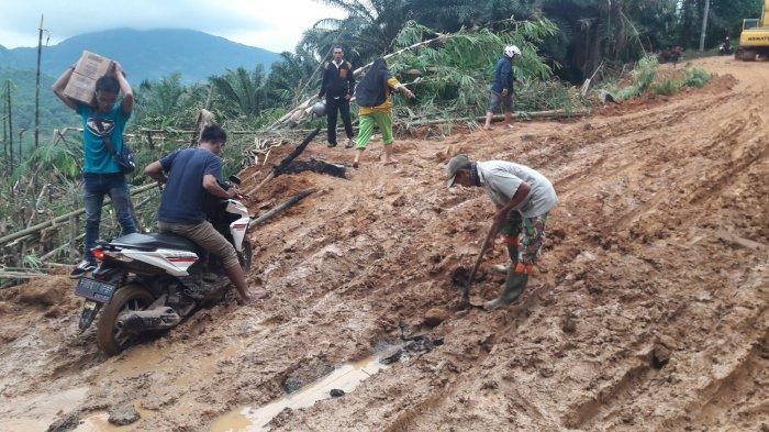 Akses ke Beberapa Desa di Kecamatan Sukajaya Mulai Terbuka, Usai Tertutup Oleh Longsor