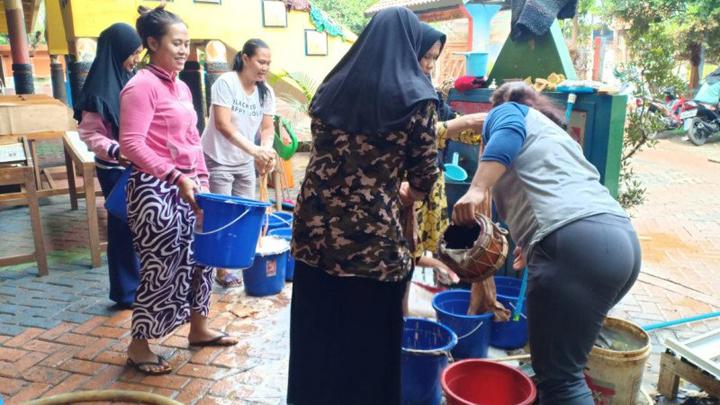 Sekolah Penuh Lumpur Banjir, Orang Tua Murid Diminta Kerja Bakti