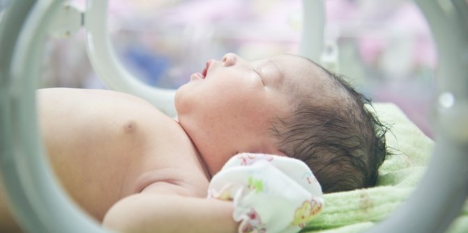Bayi Baru Lahir Sebenarnya Tak Perlu Pakai Sarung Tangan, Kenapa Ya?