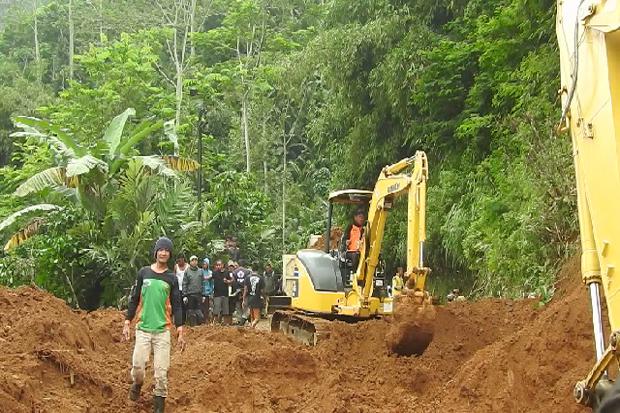 4 Alat Berat Dikerahkan Buka Jalan Tertimbun Longsor di Banjarnegara