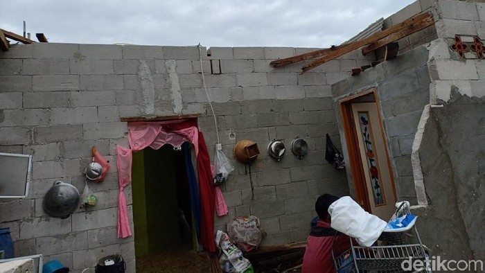 11 Rumah Warga Rusak Diterjang Hujan dan Angin Di Pesisir Karawang