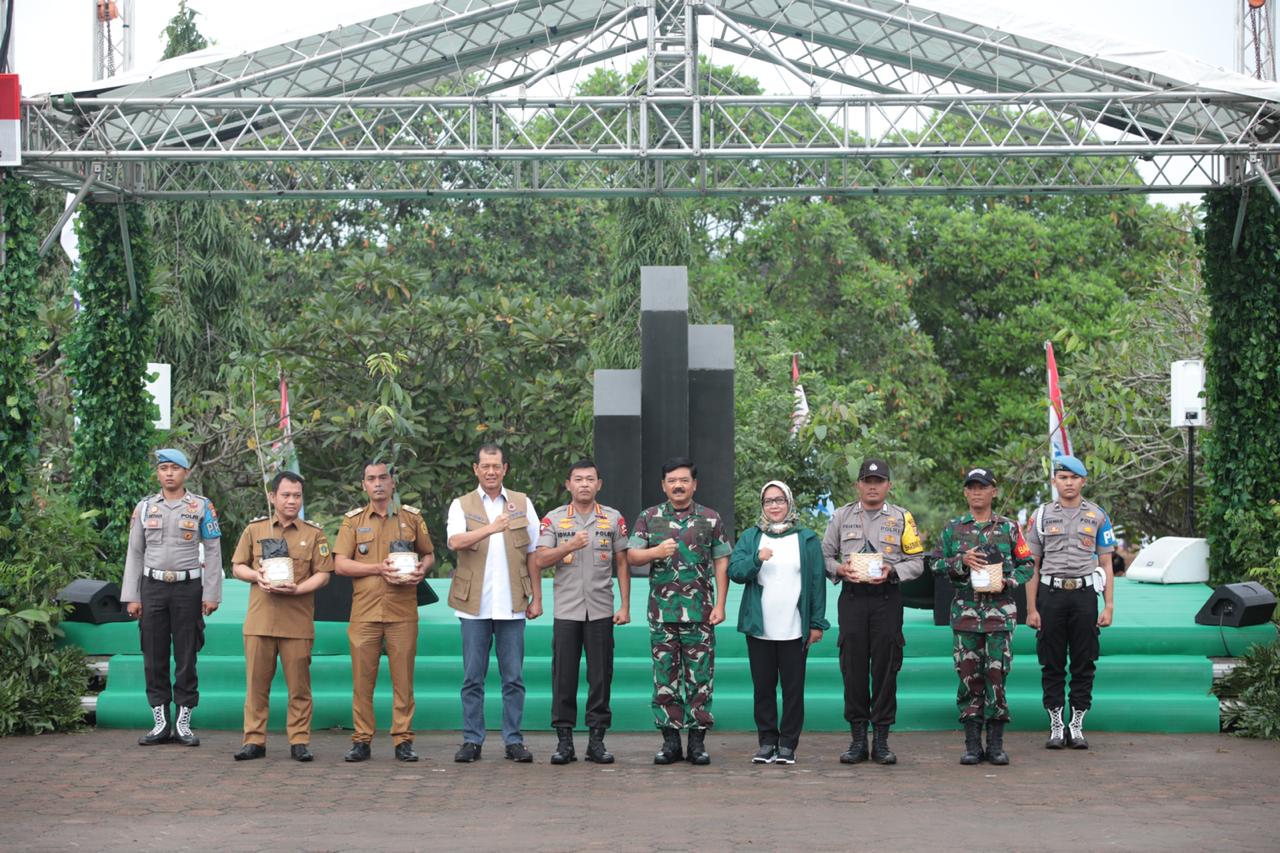 Panglima TNI, Kapolri dan Kepala BNPB Tanam 2020 Pohon di Gunung Putri, Bogor