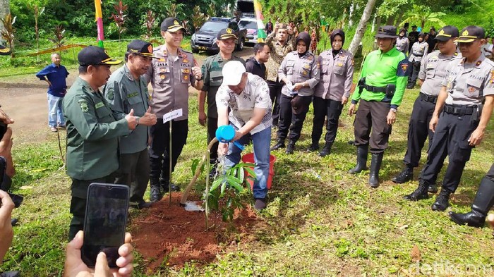 Cegah Bencana, Polisi di Cianjur dan Tasik Tanam Ribuan Pohon