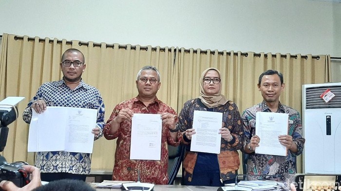 Wahyu Setiawan Serahkan Surat Pengunduran Diri dari Komisioner KPU ke Jokowi