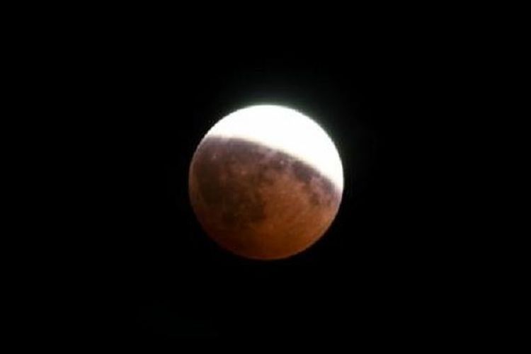 Foto-foto Penampakan Gerhana Bulan Penumbra Dini Hari Tadi, Terlihat Kasat Mata Cahaya Bulan Menurun