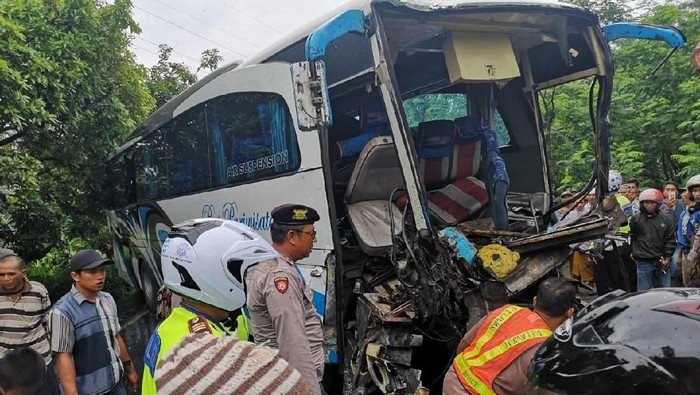Kecelakaan Bus Pariwisata dan Truk di Ruas Jalan Raya Probolinggo - Jember, Begini Kronologinya !!