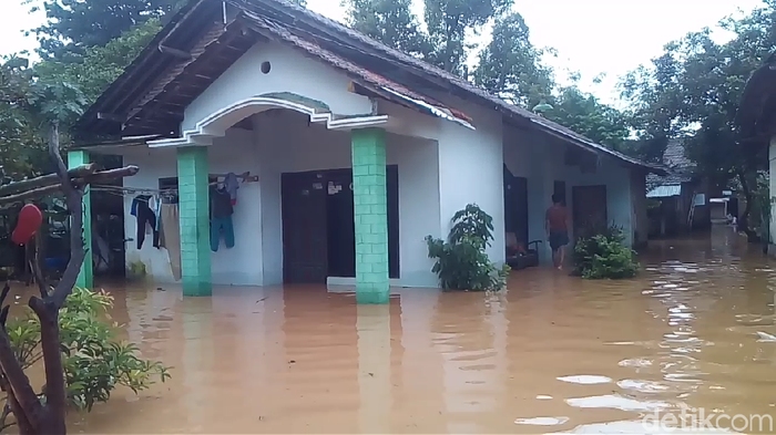 Tanggul Sungai di Desa Kesambi Jebol, Puluhan Rumah Kebanjiran