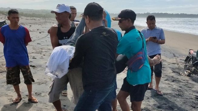 Dua Pengunjung Pantai Cijeruk Tewas Terseret Ombak, Satu Belum Ditemukan