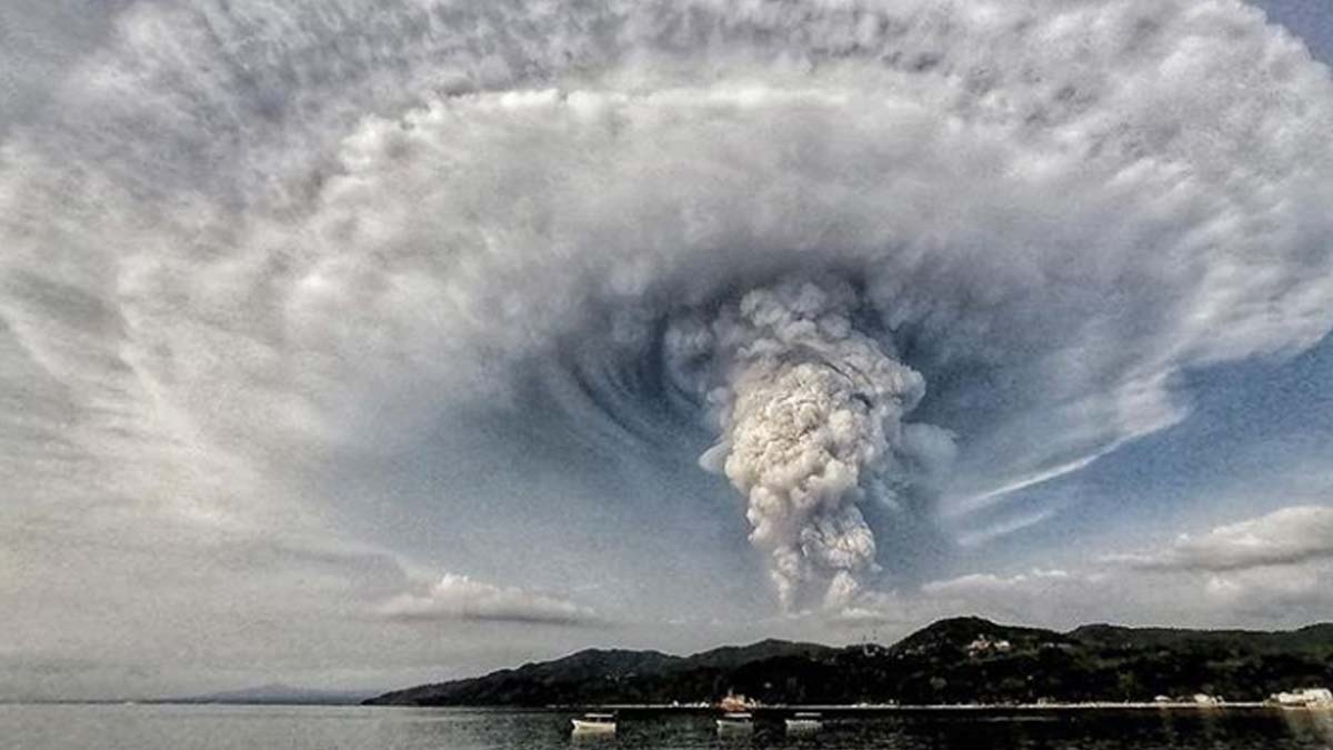 Gunung Api Taal Meletus, Bandara Ditutup dan Lontarkan Abu Vulkanik Sampai 15 Km 
