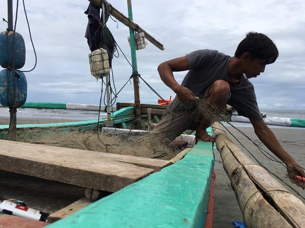 Nelayan Warga Kelurahan Malabero Nekat Melaut Meski Gelombang Laut Tinggi