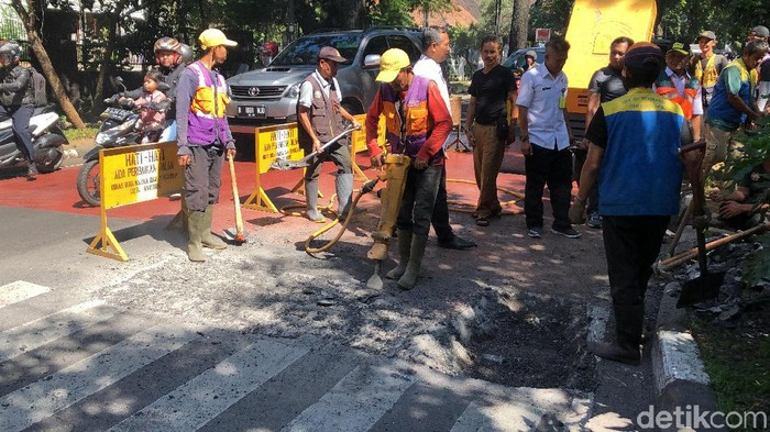 Aspal Jalan Berasap di Bandung Dibongkar 