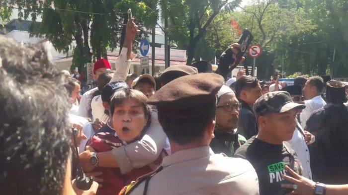 Ricuh! Massa Pro dan Kontra Anies Baswedan Bersitegang di Depan Balai Kota Jakarta