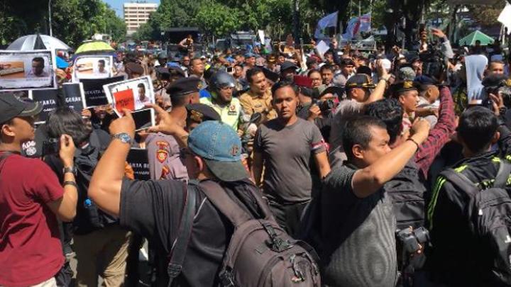 Massa Kontra Gubernur DKI Jakarta Anies Baswedan Unjuk Rasa di Kawasan Patung Kuda, dan Melepar Tomat Kepada Pria Bertopeng Anies Baswedan