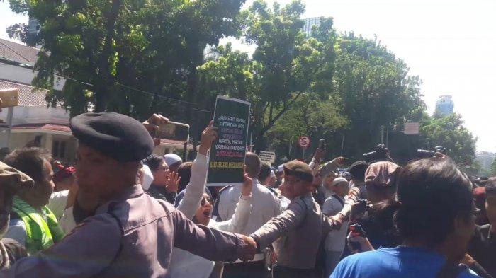 Aksi Unjuk Rasa yang Menuntut Diturunkannya Gubernur DKI Jakarta ( Anies Baswedan ) Telah Usai di Gelar, Massa Diarahkan Polisi Untuk Menghindari Bentrokan