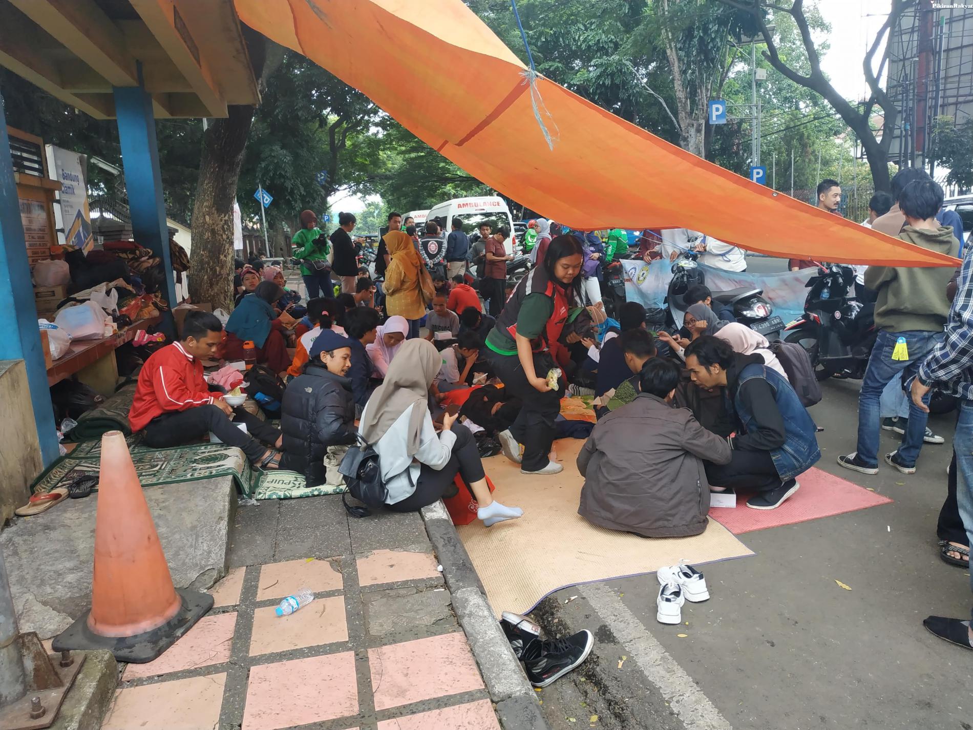 Puluhan Disabilitas Netra yang Terusir dari Wyata Guna Manfaatkan Karpet dan Halte untuk Tinggal Sementara