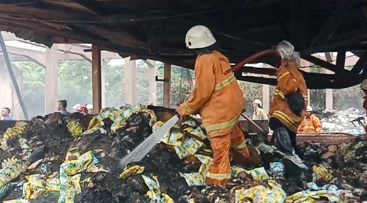 Gudang Pampers di Cirebon Terbakar, Diduga akibat Korseleting Listrik