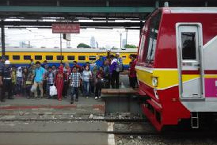 Perbaikan Listrik Aliran Atas di Stasiun Manggarai, Perjalanan KRL Jabodetabek Mengalami Gangguan