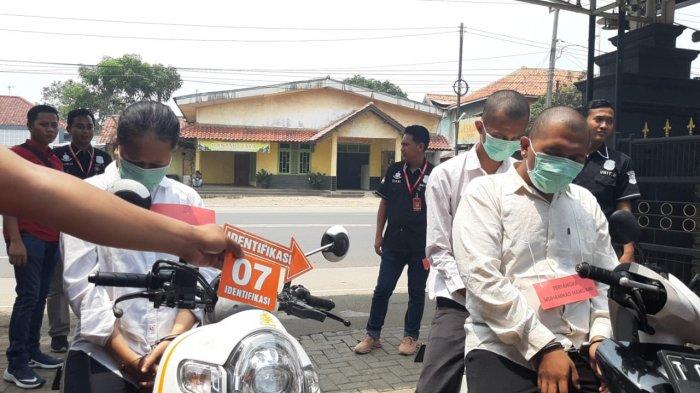 Polisi Ungkap Kronologi Perampokan dan Pembakaran Pria di Kamar Hotel di Karawang Saat Rekonstruksi