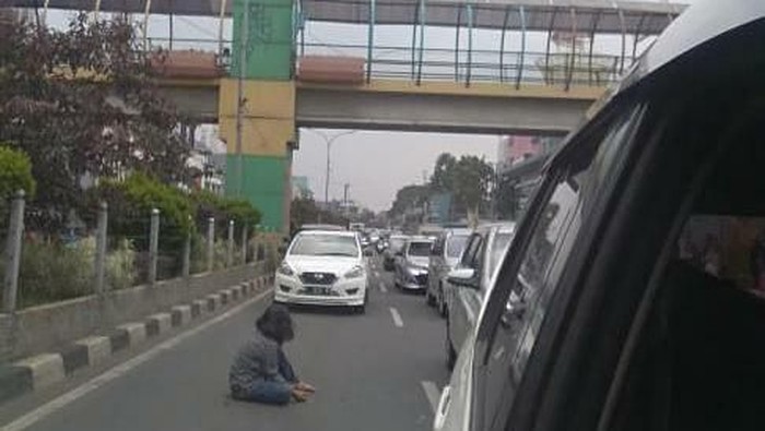Viral di Media Sosial Wanita Yang Duduk di ASpal Jalan Margonda Depok, Diduga Mengalami Depresi