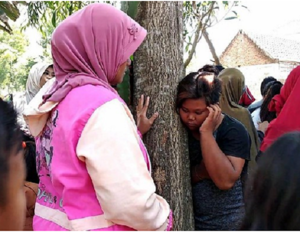 Begini Tingkah yang Dilakukan Warga yang Berusaha Ingin Mendengar Pohon Menangis di Dusun Krajan