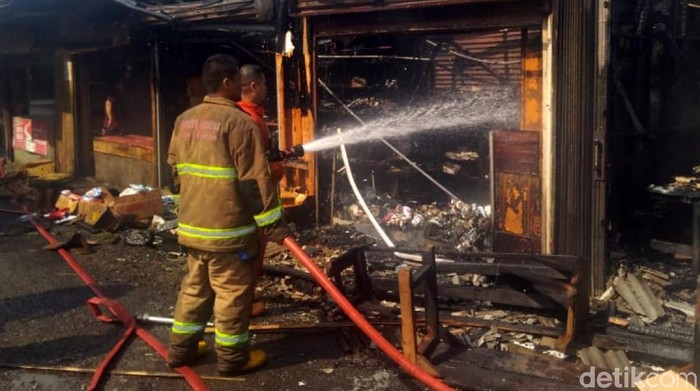 Pasar Penampungan di Sukabumi Terbakar, Warga-Petugas Damkar Terluka